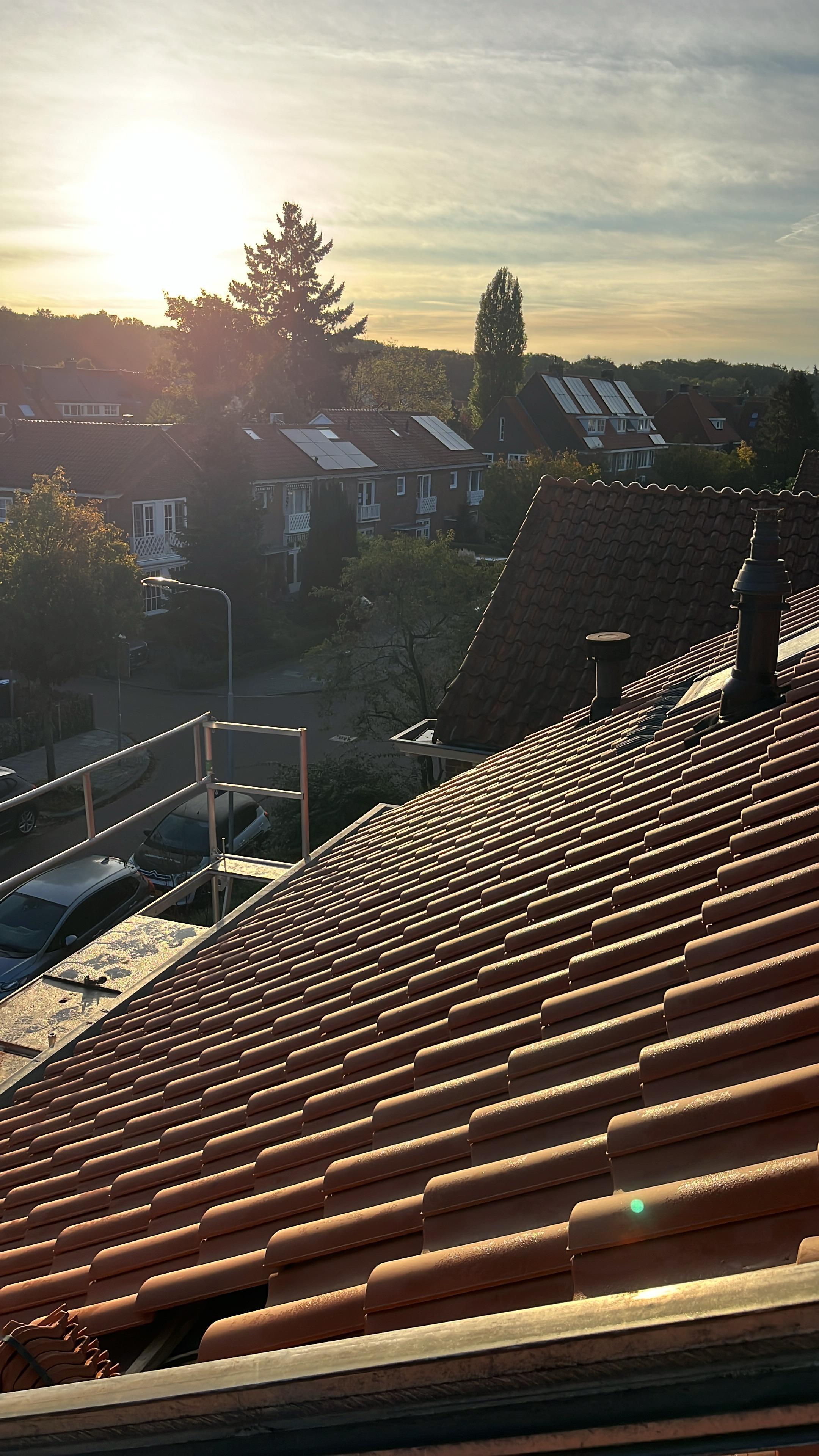 Dakdekker STbouw: opgeleverd pannendak in Groesbeek in de avondzon